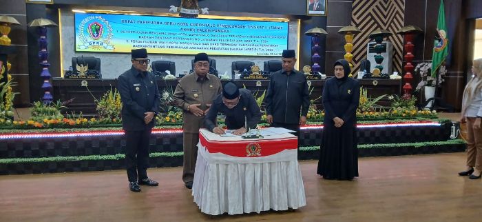 Proses penandataganan ranperda pertanggung jawaban pelaksanaan APBD Tahun 2024. Foto: simpulindo