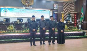 unsur pimpinan DPRD Kota Gorontalo bersama wakil wali kota Gorontalo usai penandatangan Ranperda APBD-P tahun anggaran 2025. Foto: simpulindo