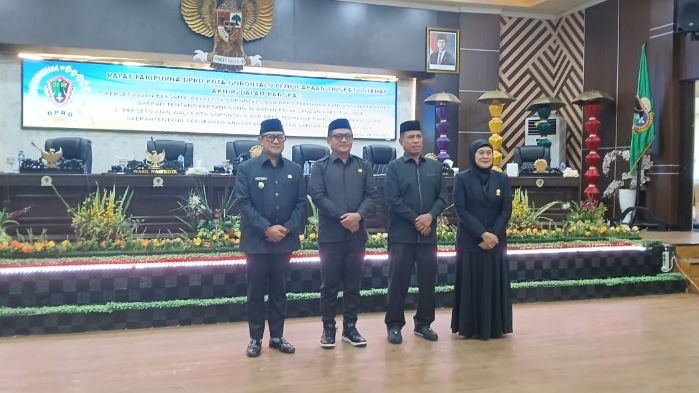 unsur pimpinan DPRD Kota Gorontalo bersama wakil wali kota Gorontalo usai penandatangan Ranperda APBD-P tahun anggaran 2025. Foto: simpulindo
