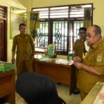 Wali Kota Gorontalo, Adhan Dambea saat melakukan sidak dikantor kelurahan. Foto: Dok. Humas Pemkot