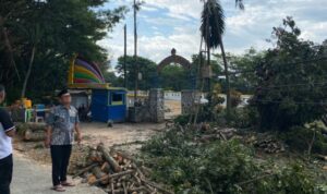 Bupati Kab. Gorut, Thariq Modanggu saat meninjau taman pontolo indah. Foto: Simpulindo