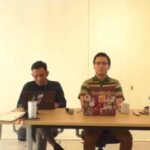 Peneliti ICW, Yassar Aulia (tengah) dan Koordinator Divisi Pelayanan Publik ICW, Almas Sjafrina (paling kanan) dalam konferensi pers, Jumat (1/8/2025). Foto: Tangkapan layar Video Youtube/SahabatICW