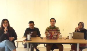 Peneliti ICW, Yassar Aulia (tengah) dan Koordinator Divisi Pelayanan Publik ICW, Almas Sjafrina (paling kanan) dalam konferensi pers, Jumat (1/8/2025). Foto: Tangkapan layar Video Youtube/SahabatICW