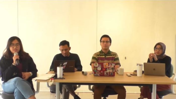 Peneliti ICW, Yassar Aulia (tengah) dan Koordinator Divisi Pelayanan Publik ICW, Almas Sjafrina (paling kanan) dalam konferensi pers, Jumat (1/8/2025). Foto: Tangkapan layar Video Youtube/SahabatICW