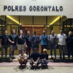 Tiga pelaku pencuri kopra (jongkok) setelah diamankan pihak kepolisian. Foto: Humas Polda
