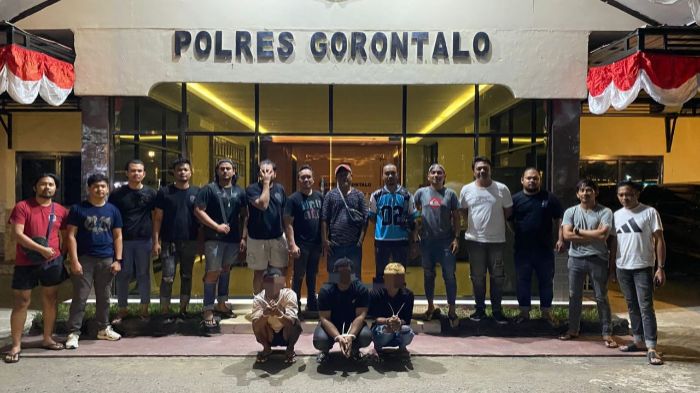 Tiga pelaku pencuri kopra (jongkok) setelah diamankan pihak kepolisian. Foto: Humas Polda