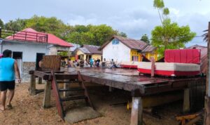 Bangunan warga yang rusak ditejang angin puting beliung. Foto: Atul