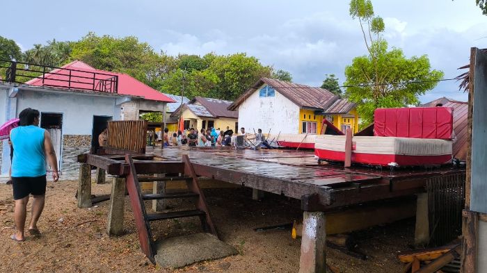 Bangunan warga yang rusak ditejang angin puting beliung. Foto: Atul