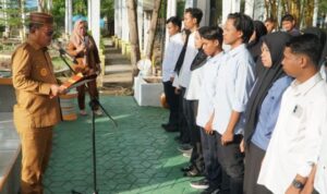 Bupati Thariq Modanggu saat melantik pengurus paguyuban HPMI-GU. Foto: Adrian