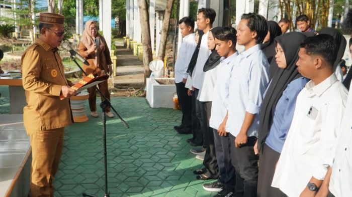 Bupati Thariq Modanggu saat melantik pengurus paguyuban HPMI-GU. Foto: Adrian