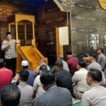 Kapolda Gorontalo, Irjen Pol. Drs. R. Eko Wahyu Prasetyo, memberikan arahan usai melaksanakan sholat fardhu berjamaah. Foto: Istimewa