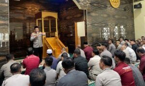 Kapolda Gorontalo, Irjen Pol. Drs. R. Eko Wahyu Prasetyo, memberikan arahan usai melaksanakan sholat fardhu berjamaah. Foto: Istimewa