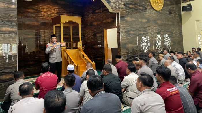 Kapolda Gorontalo, Irjen Pol. Drs. R. Eko Wahyu Prasetyo, memberikan arahan usai melaksanakan sholat fardhu berjamaah. Foto: Istimewa