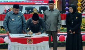 Ketua Dekot, Irwan Hunawa saat menandatangani Ranperda RPJMD Kota Gorontalo, yang disaksikan wali kota gorontalo, dan para wakil ketua DPRD Kota Gorontalo. Foto; simpulindo