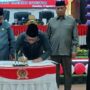 Ketua Dekot, Irwan Hunawa saat menandatangani Ranperda RPJMD Kota Gorontalo, yang disaksikan wali kota gorontalo, dan para wakil ketua DPRD Kota Gorontalo. Foto; simpulindo