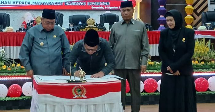 Ketua Dekot, Irwan Hunawa saat menandatangani Ranperda RPJMD Kota Gorontalo, yang disaksikan wali kota gorontalo, dan para wakil ketua DPRD Kota Gorontalo. Foto; simpulindo
