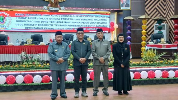 persetujuan bersama wali kota gorontalo dan DPRD terhadap ranperda usul inisiatif eksekutif tentang pemberian insentif kepada masyarakat dan investor. Foto: Simpulindo