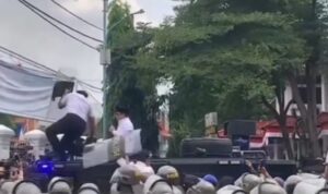 Bupati Kab. Pati saat hadir di hadapan masa aksi. Foto: tangkapan layar video IG
