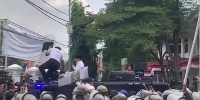 Bupati Kab. Pati saat hadir di hadapan masa aksi. Foto: tangkapan layar video IG