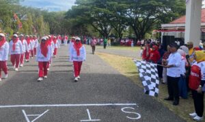 Bupati Kab. Gorut, Thariq Modanggu yang didampingi Wakil Bupati, Nurjana Hasan Yusuf saat membuka lomba gerak jalan tingkat kabupaten. Foto: simpulindo