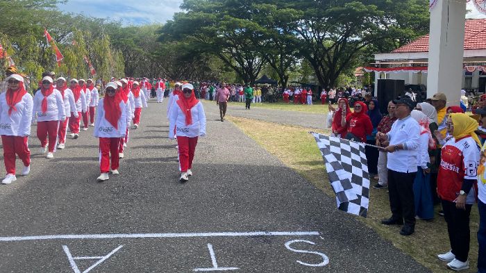 Bupati Kab. Gorut, Thariq Modanggu yang didampingi Wakil Bupati, Nurjana Hasan Yusuf saat membuka lomba gerak jalan tingkat kabupaten. Foto: simpulindo