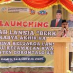 Bupati Kab.Gorut saat meresmikan peluncuran sekolah lansia pertama di Gorut. Foto: Adrian