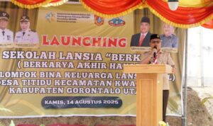Bupati Kab.Gorut saat meresmikan peluncuran sekolah lansia pertama di Gorut. Foto: Adrian