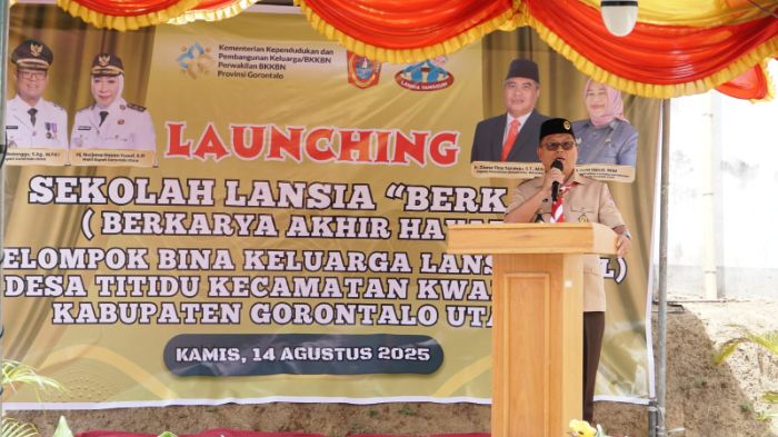 Bupati Kab.Gorut saat meresmikan peluncuran sekolah lansia pertama di Gorut. Foto: Adrian