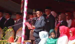 Ketua DPRD Kota Gorontalo, Irwan Hunawa saat membaca teks proklamasi. Foto: Humas Dekot