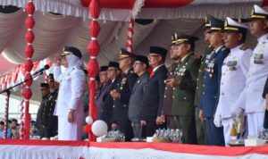 Wakil Bupati Kab. Gorut, Nurjana Hasan Yusuf saat memimpin upacara penurunan bendera. Foto: Adrian