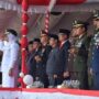 Wakil Bupati Kab. Gorut, Nurjana Hasan Yusuf saat memimpin upacara penurunan bendera. Foto: Adrian