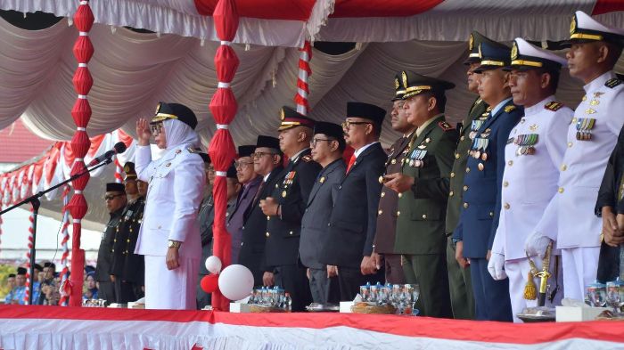 Wakil Bupati Kab. Gorut, Nurjana Hasan Yusuf saat memimpin upacara penurunan bendera. Foto: Adrian
