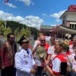 Bupati Gorut, Thariq Modanggu sedang berbincang-bincang dengan WNA, usai upacara HUT Kemerdekaan RI. Foto: Adrian