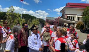 Bupati Gorut, Thariq Modanggu sedang berbincang-bincang dengan WNA, usai upacara HUT Kemerdekaan RI. Foto: Adrian