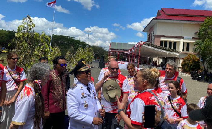 Bupati Gorut, Thariq Modanggu sedang berbincang-bincang dengan WNA, usai upacara HUT Kemerdekaan RI. Foto: Adrian