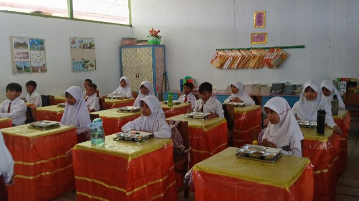 proses makan bergizi gratis disalah satu sekolah dasar yag ada di wilayah kota gorontalo. Foto: Simpulindo