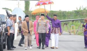 Penyambutan Kapolda Gorontalo menggunakan adat Mopotilolo. Foto: Humas Polda Gorontalo.