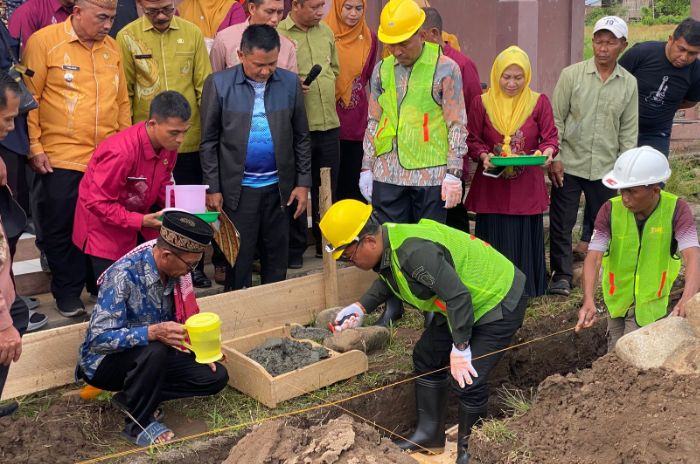 Peletakan batu pertama pembangunan SMP Negeri 5 Tulinggula Dan SMP 2 Biau. Foto: Adrian