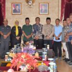 Pemkab Gorut dan Pimpanan bawaslu Gorut usai pengembalian sisa dana hibah PSU 2025. Foto: Adrian