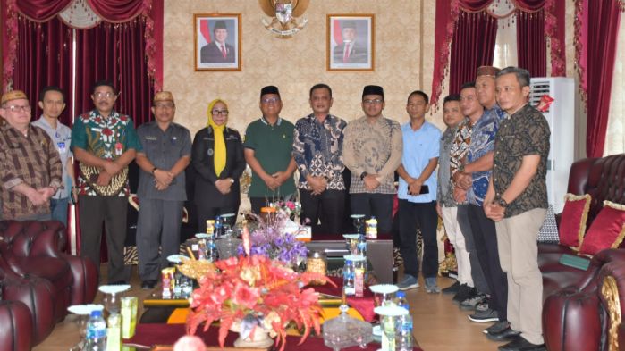 Pemkab Gorut dan Pimpanan bawaslu Gorut usai pengembalian sisa dana hibah PSU 2025. Foto: Adrian