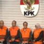 KPK menampilkan Wamenaker Immanuel Ebenezer lengkap dengan rompi oranye KPK dalam konferensi pers. Foto: tangkapan layar video instagram.