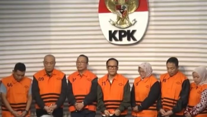 KPK menampilkan Wamenaker Immanuel Ebenezer lengkap dengan rompi oranye KPK dalam konferensi pers. Foto: tangkapan layar video instagram.