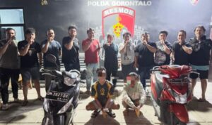 dua orang pelaku curanmor (berjongkok) di amankan pihak kepolisian. Foto: Istimewa