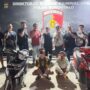 dua orang pelaku curanmor (berjongkok) di amankan pihak kepolisian. Foto: Istimewa