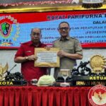 Wali Kota Gorontalo, Adhan Dambe, dan Ketua DPRD Kota Gorontalo, Irwan Hunawa. Foto: Asri