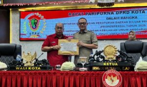 Wali Kota Gorontalo, Adhan Dambe, dan Ketua DPRD Kota Gorontalo, Irwan Hunawa. Foto: Asri