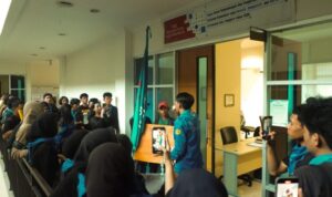 HIMAKON menggelar aksi di depan Gedung FIS. Foto: Istimewa