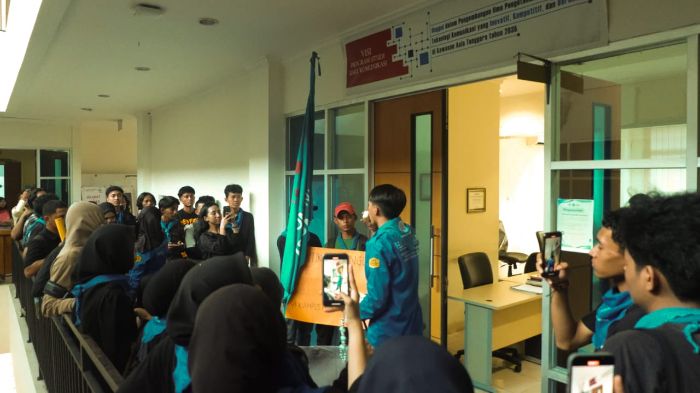 HIMAKON menggelar aksi di depan Gedung FIS. Foto: Istimewa