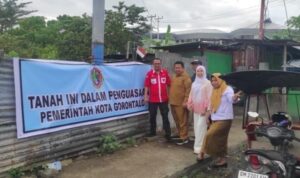 Penyegelan lahan kosong dikompleks pasar sentral kota gorontalo. Foto: Humas Pemkot