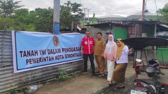 Penyegelan lahan kosong dikompleks pasar sentral kota gorontalo. Foto: Humas Pemkot